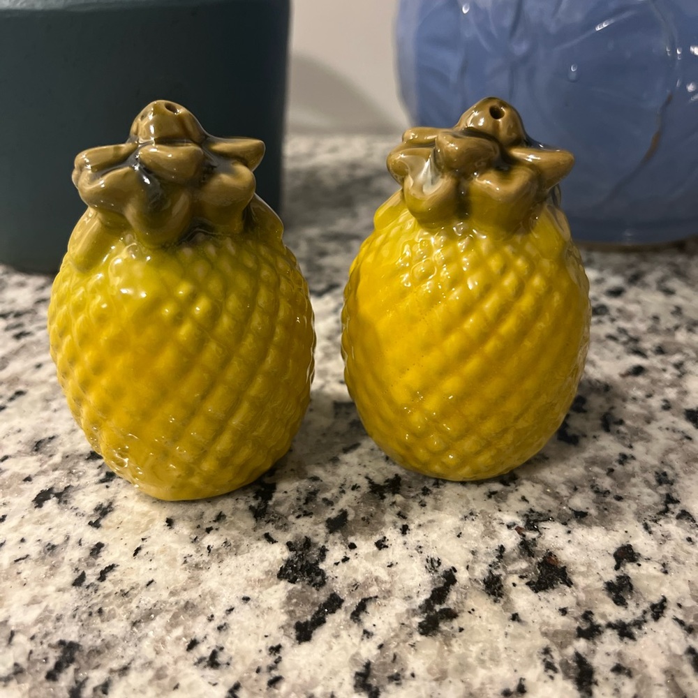 Ceramic Pineapple Salt and Pepper Shakers Yellow 2 Piece‎ Set Brand New in box